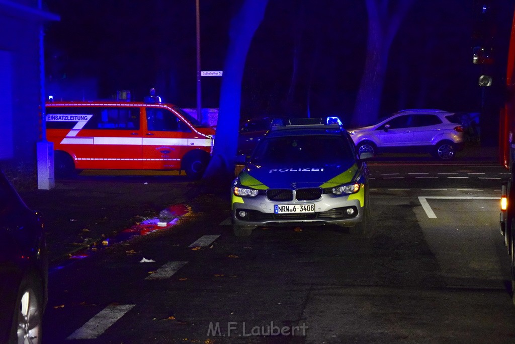 Feuer 2 Y durch Weihnachtsbaum  Koeln Ehrenfeld Alpenerstr P62.JPG - Miklos Laubert